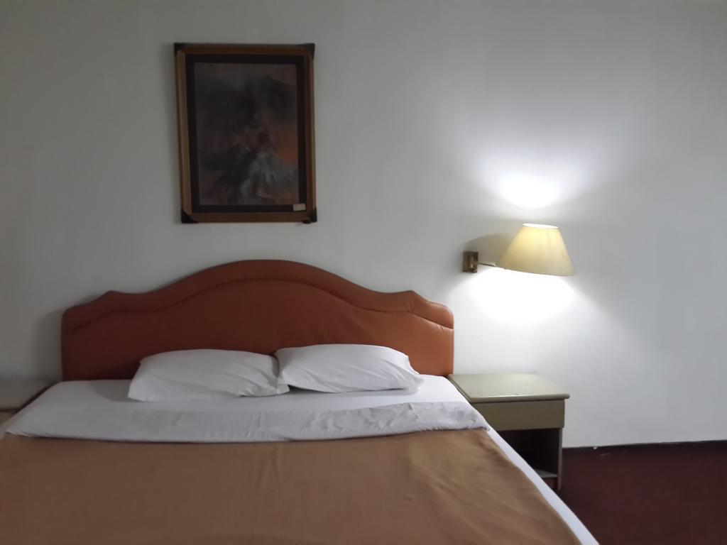 Reddoorz Plus Near Kebayoran Baru Blok S Jakarta Room photo